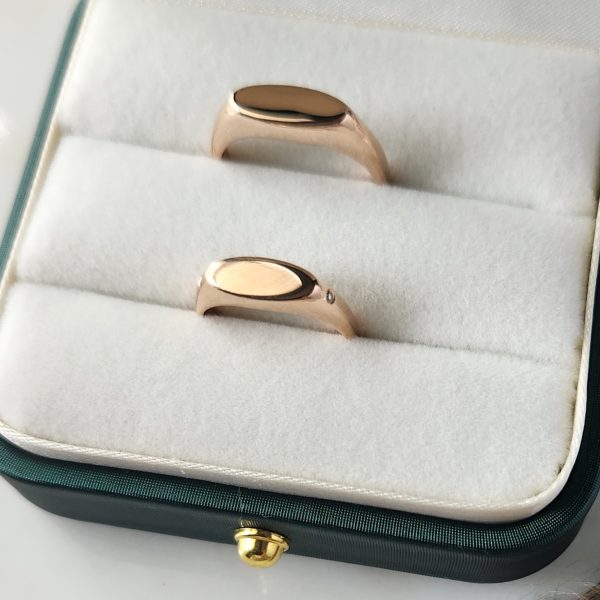 Slim Oval Signet Ring 14k/18k Gold - Image 4